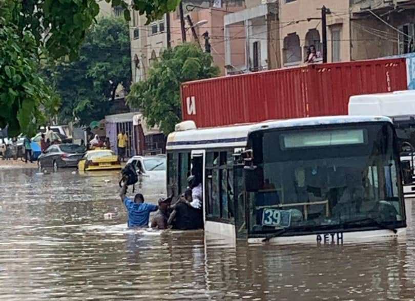 Bus tata dans les inondations à Dakar